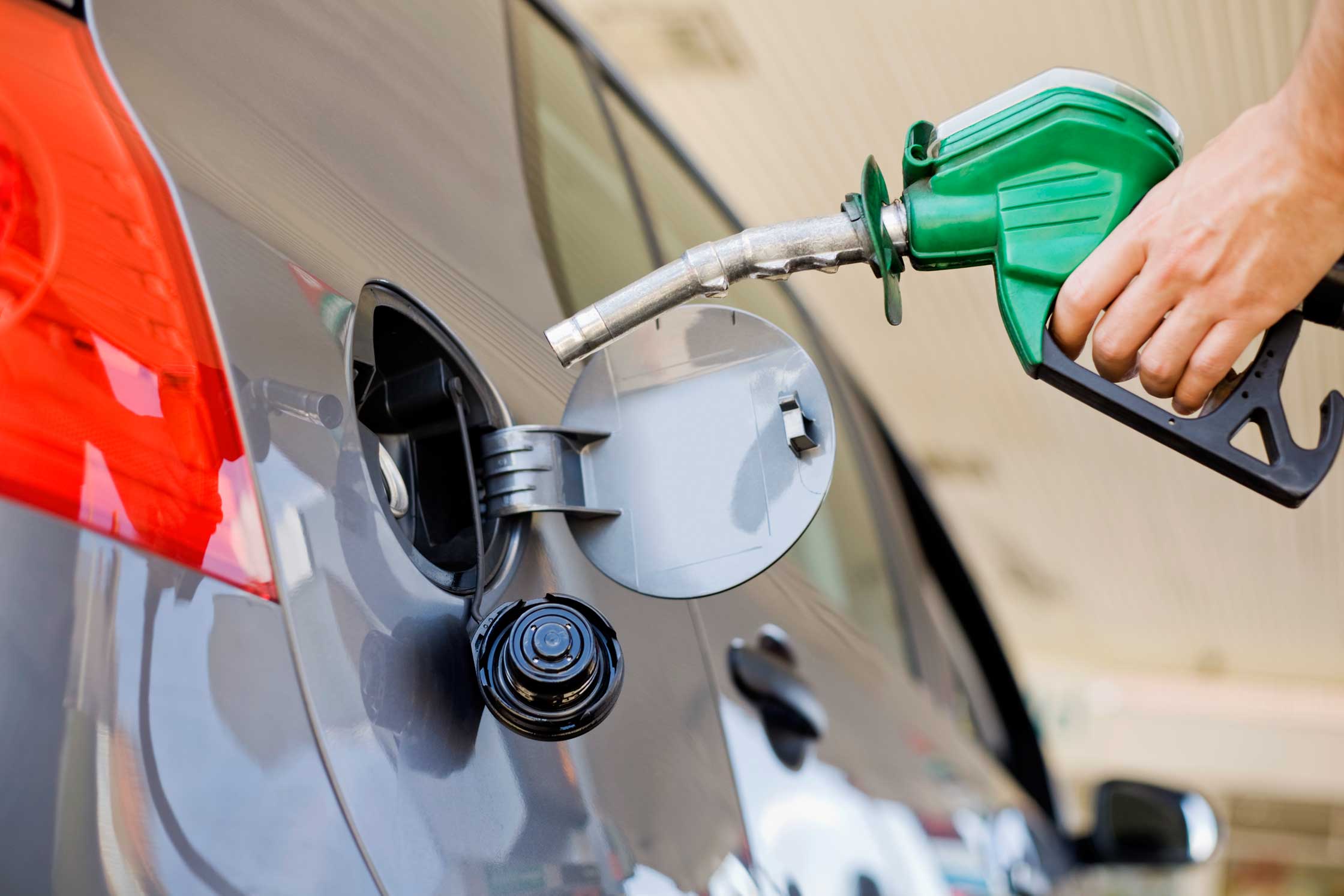 Gobierno destina RD$900 millones para mantener precios de los combustibles