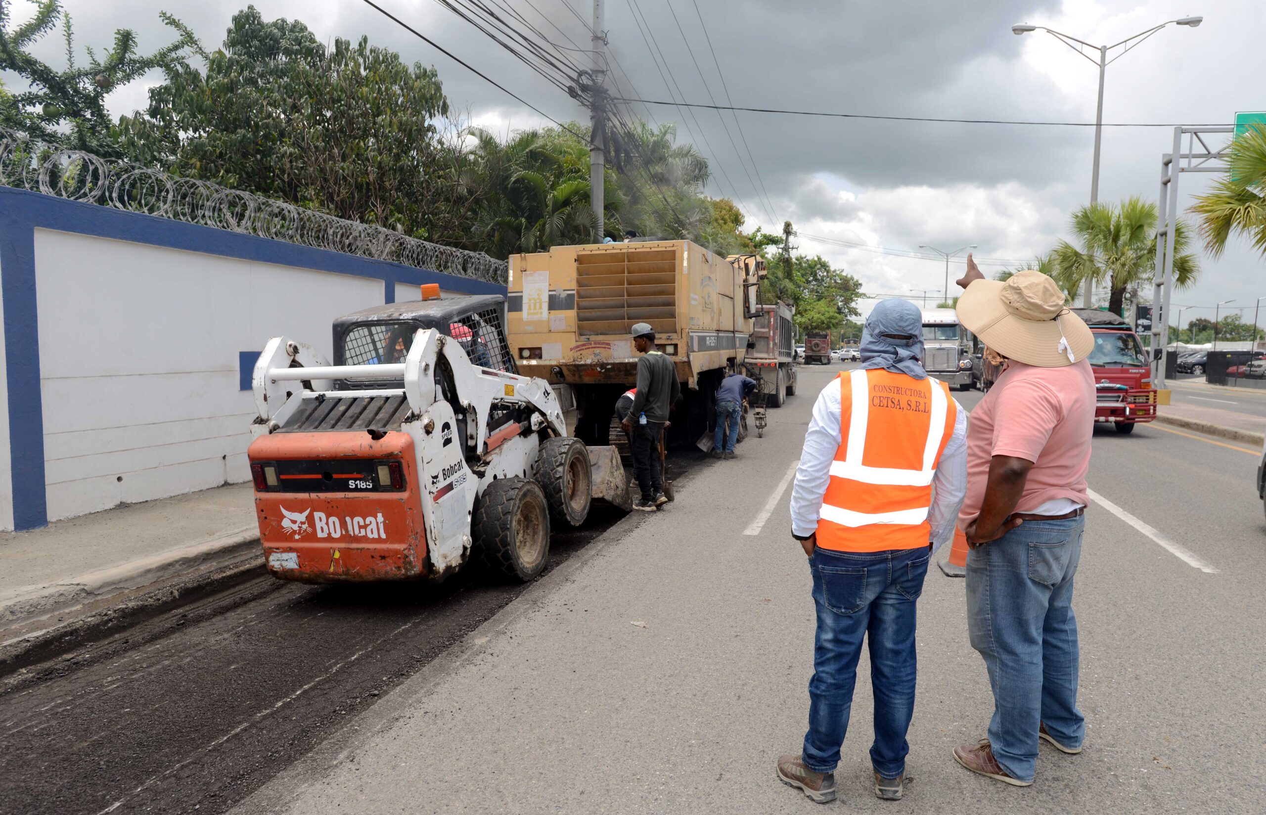 Realizan reasfaltado en avenida Jacobo Majluta