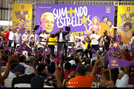 Danilo Medina juramenta nuevos militantes en SDN