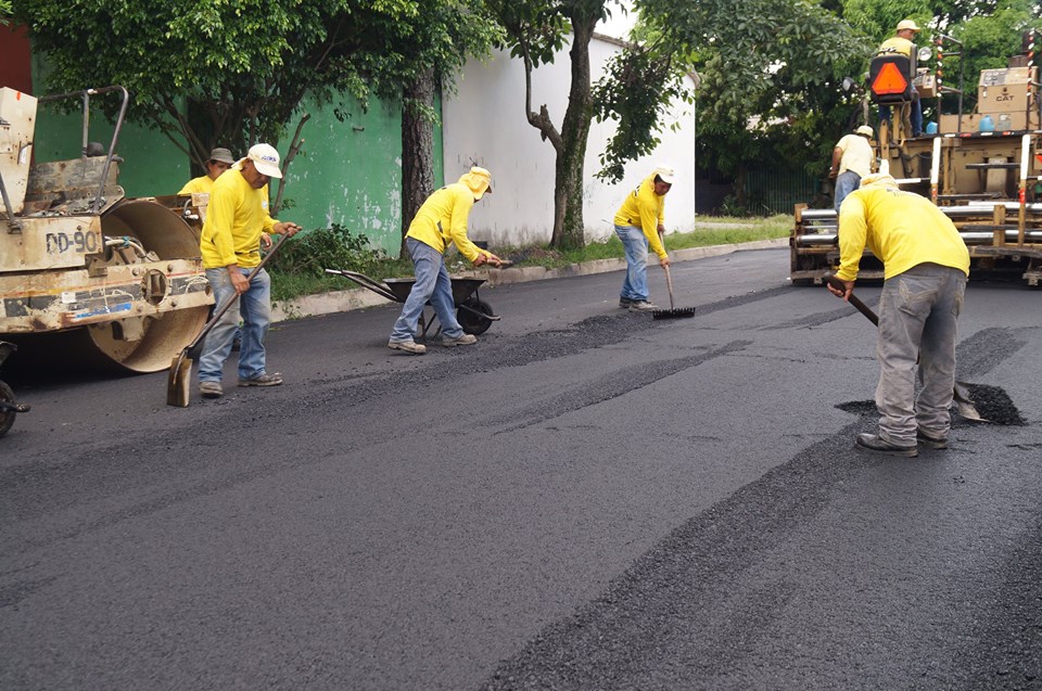 Inician trabajos de asfaltado y bacheo en El Cachón de la Rubia