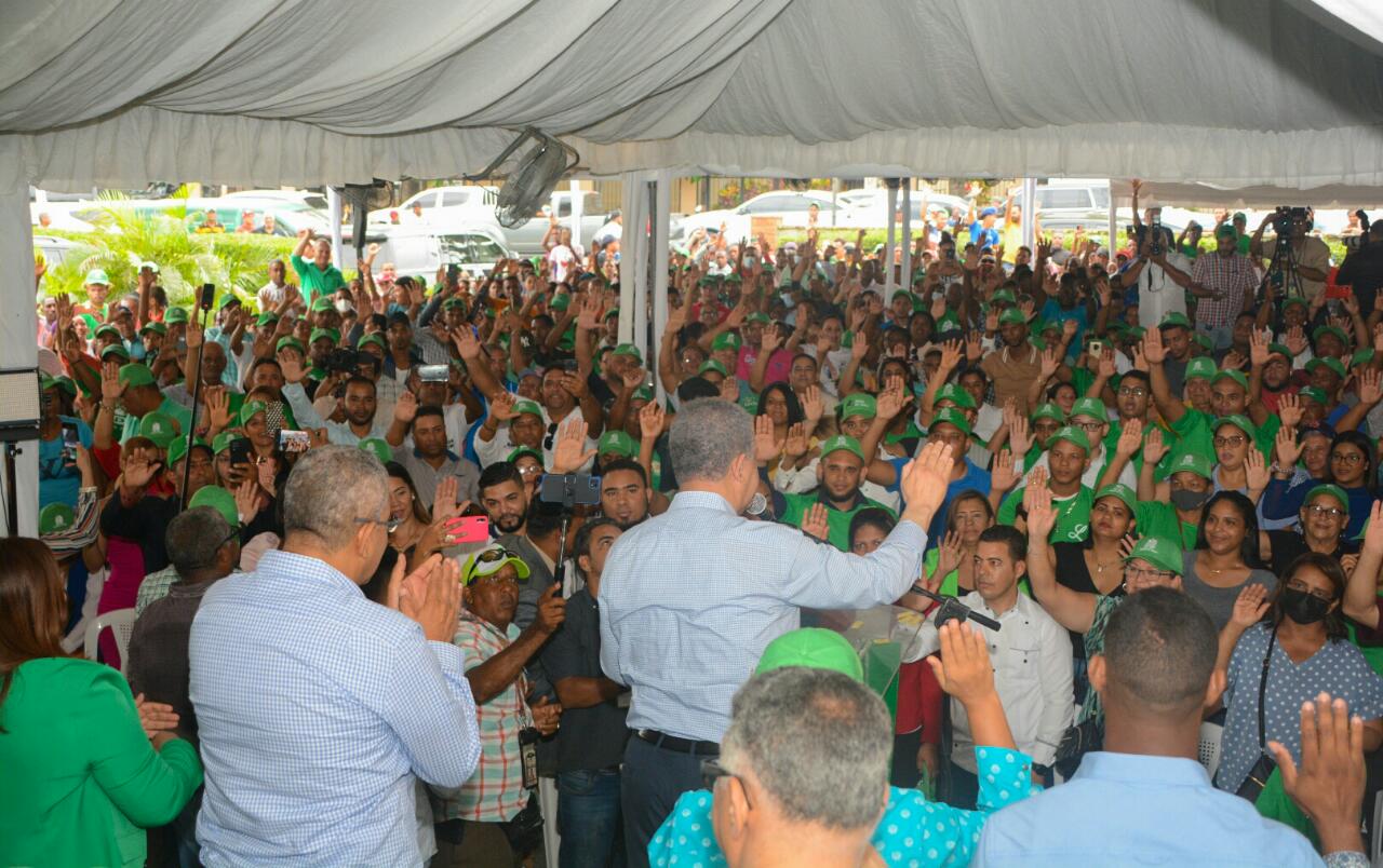 Leonel rechaza alza de tarifa eléctrica