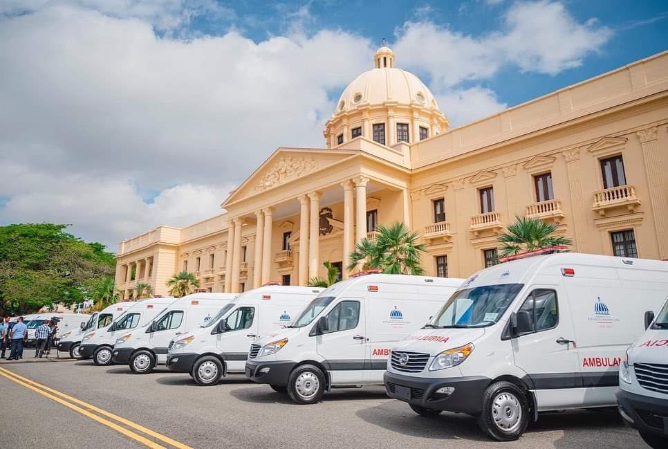 Gobierno entrega 30 ambulancias al COE para manejo de emergencias