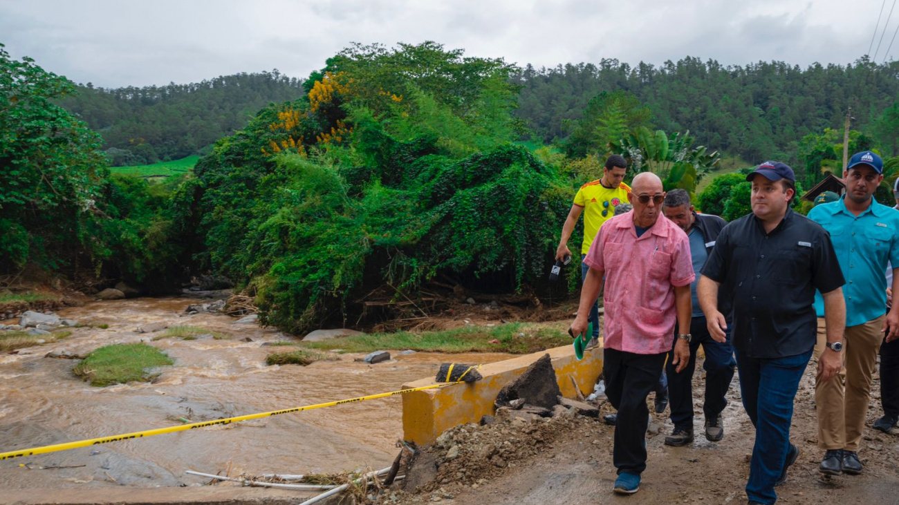 Ofrecen apoyo a familias afectadas por lluvias en Manabao