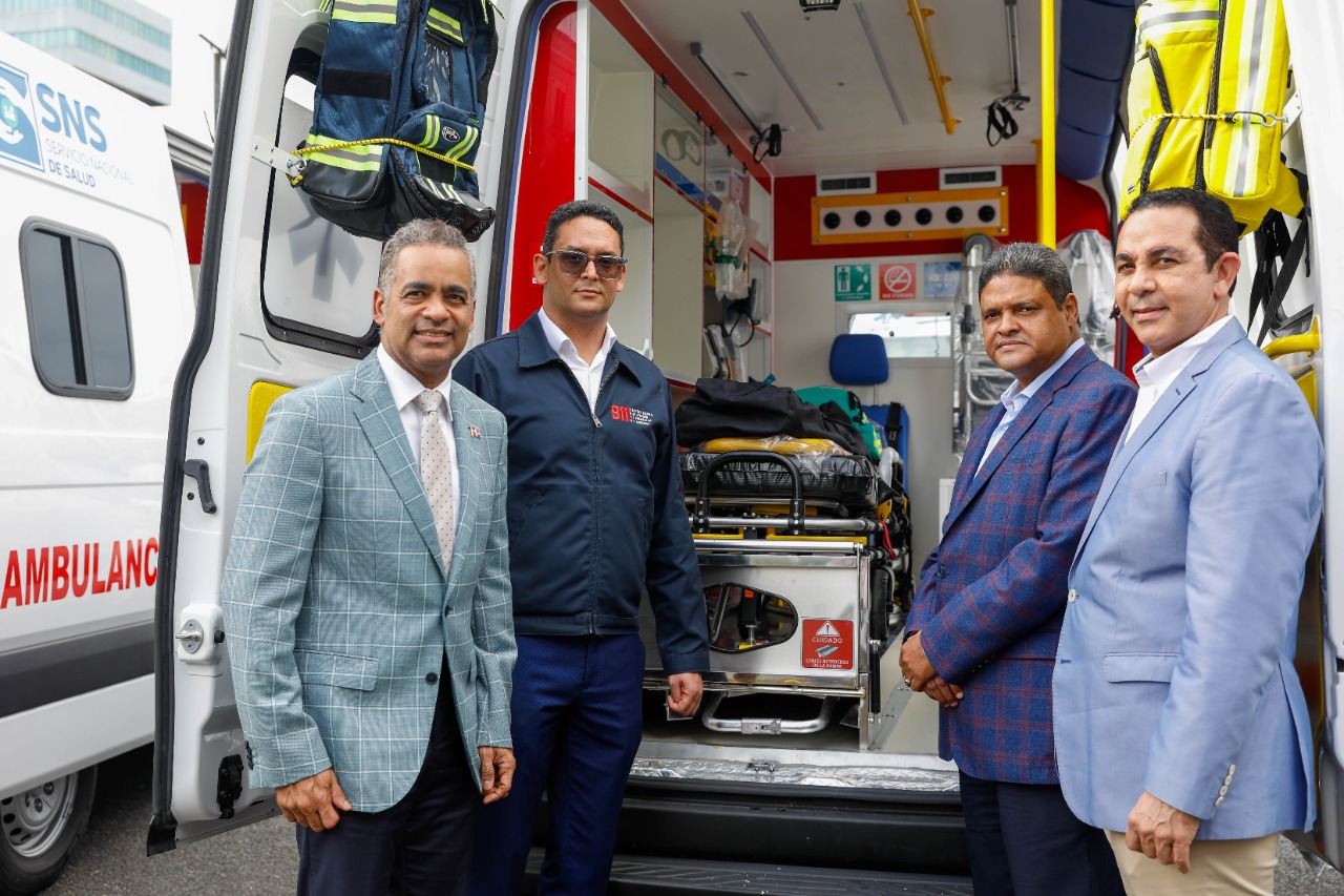 Sistema 911 entrega 33 nuevas ambulancias al SNS
