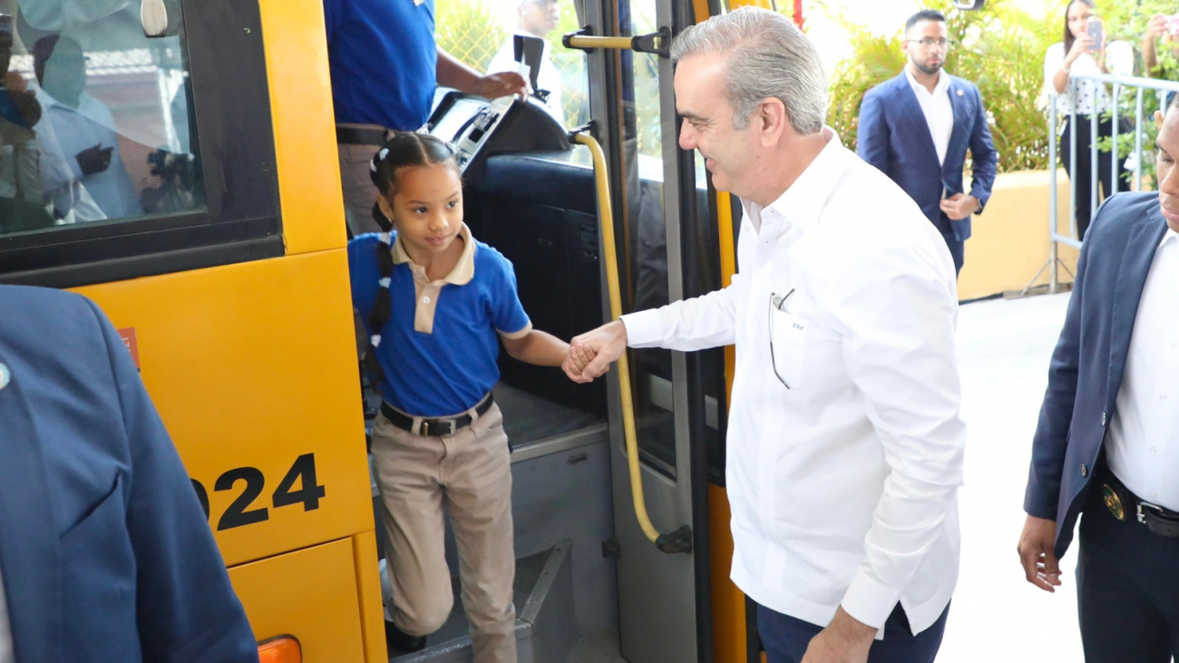 Presidente Abinader deja iniciado Sistema Nacional de Movilidad Escolar e inaugura escuela en La Victoria