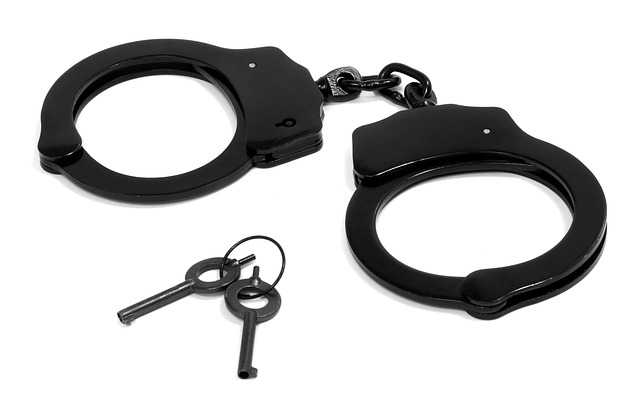 handcuffs g8546e4c4b 640