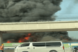 Reportan incendio en autopista Duarte