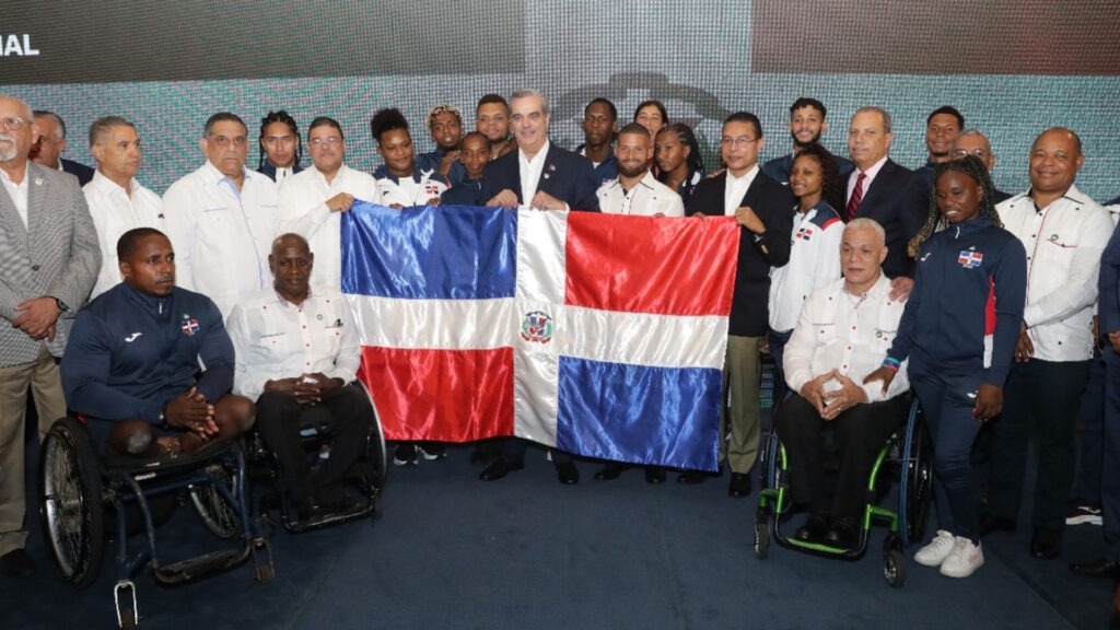 Presidente entrega bandera nacional a atletas dominicanos rumbo a las Olimpiadas de París 2024